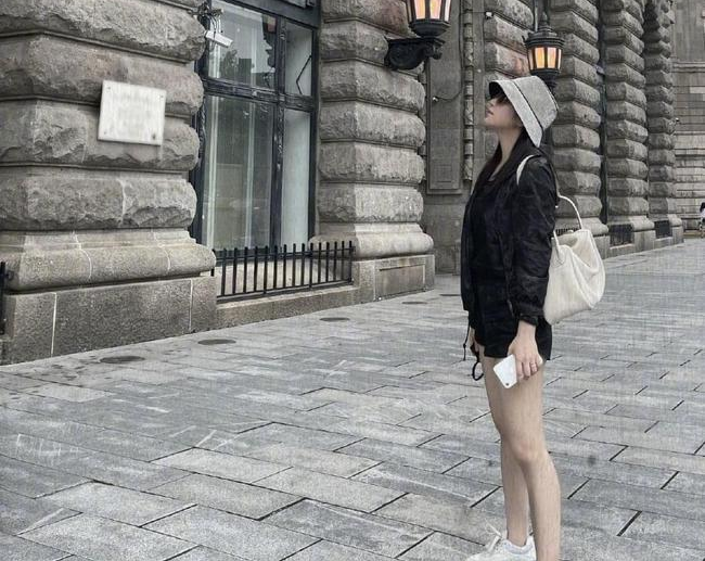 戴帽子的侧脸